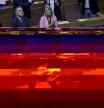 El presidente de la Generalitat, Carlos Mazón, se dirige a saludar al síndic de Vox.