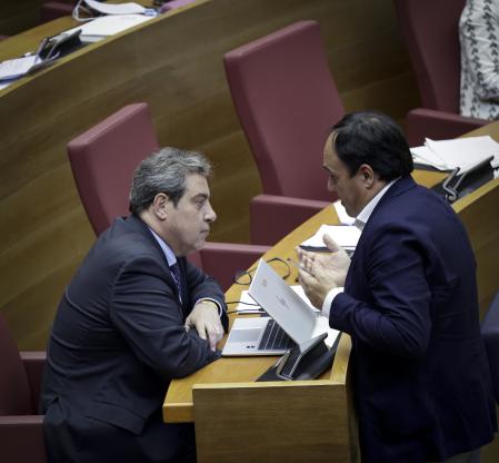Los síndics de PP y Vox charlan en el pleno de las Corts.