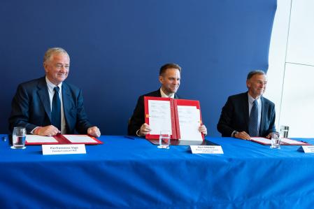 El presidente ejecutivo de la división de cruceros del grupo MSC, Pierfrancesco Vago (izquierda) y el director ejecutivo de Chantiers de l'Atlantique, Laurent Castaing (derecha), apadrinados por ministro francés de Industria y Energía, Marc Ferracci (centro) durante la firma del contrato de los nuevos barcos