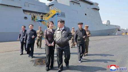 El destructor norcoreano en construcción se volcó durante la botadura. El incidente ocurrió en presencia del dictador Kim Jong-un.
