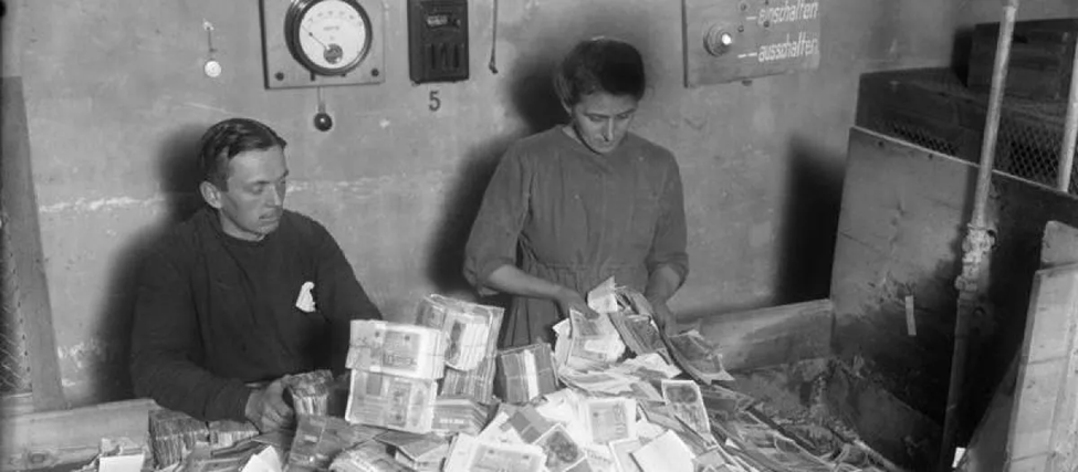 En la imagen, personas alemanas recolectando billetes que han perdido todo su valor.