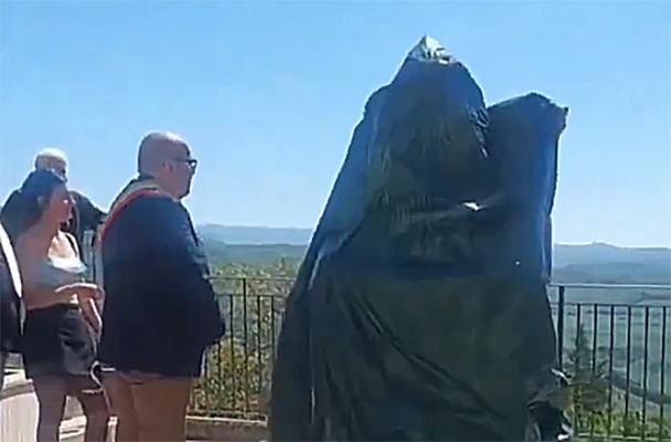 Satoshi Nakamoto es inmortalizado en Italia con icónico monumento