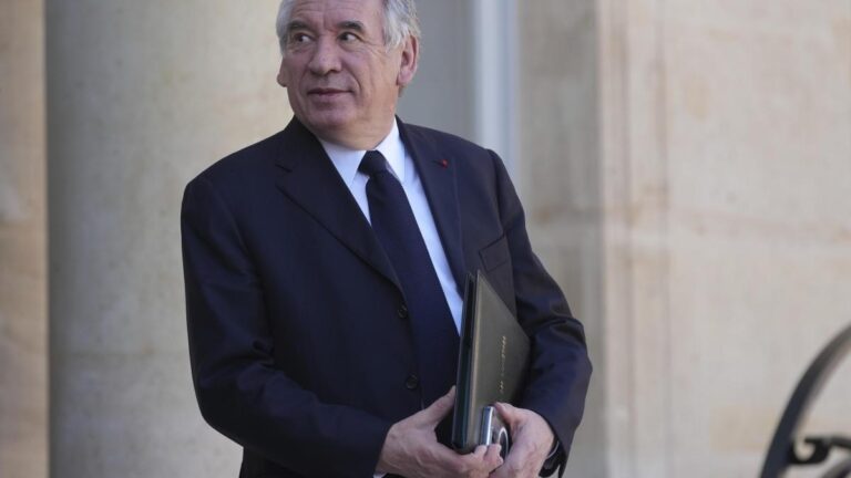 Tenso interrogatorio al primer ministro Bayrou sobre si tapó un caso de pederastia