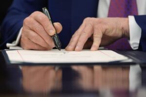 Trump ordena incrementar hasta 20.000 el número de agentes encargados de deportaciones