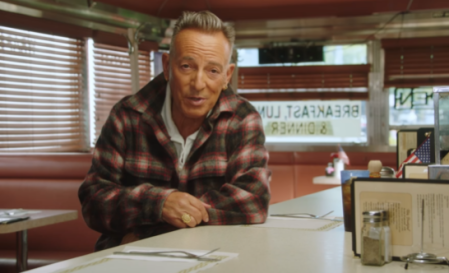 Un momento del vídeo en el que Bruce Springsteen argumenta su apoyo a Kamala Harris