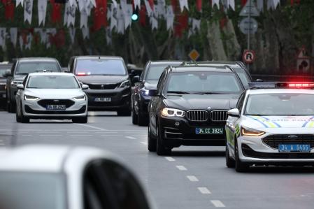 El convoy del secretario de Estado de Estados Unidos, Marco Rubio, llega mientras los delegados ucranianos, estadounidenses y rusos se reúnen para las conversaciones de paz entre Ucrania y Rusia