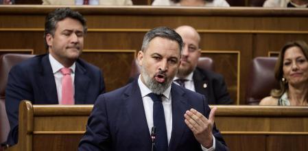 El presidente de VOX, Santiago Abascal, interviene durante una sesión de control al Gobierno, en el Congreso de los Diputados, a 18 de junio de 2025, en Madrid (España). Sánchez participa en la sesión de control al Gobierno de hoy para responder a las preguntas de los grupos parlamentarios tras aplazarse la conferencia de la ONU de Nueva York a la que tenía previsto asistir. La sesión está centrada en la crisis abierta en el PSOE tras la revelación del informe de la UCO que apunta al ya ex secretario de Organización del PSOE, Santos Cerdán, como figura clave en el caso Kolo y la presunta trama de comisiones ilegales en obras públicas.