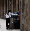 Dos turistas con maletas en el centro de Barcelona, a 17 de septiembre de 2024, en Barcelona, Catalunya (España). El teniente de alcalde de Economía en el Ayuntamiento de Barcelona ha defendido la decisión del gobierno municipal de extinguir los pisos turísticos en 2028, después de que este lunes el presidente de la Asociación de Apartamentos Turísticos de Barcelona (Apartur) señalase que las reclamaciones de responsabilidad patrimonial suman 1.000 millones de euros.