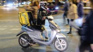 Bruselas multa a Glovo y Delivery Hero por un cártel en el reparto a domicilio