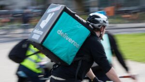 Deliveroo, obligada en Francia a admitir a 46 ‘riders’ como empleados