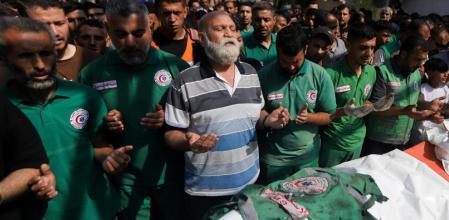Funeral de un periodista y tres médicos palestinos muertos en un ataque aéreo israelí en la ciudad de Gaza (Khamis Al-Rifi / Reuters)