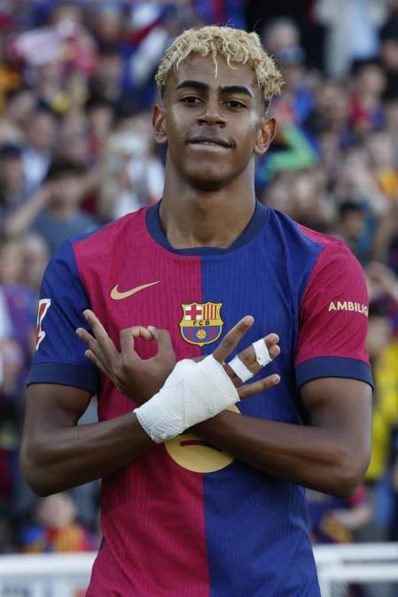 BARCELONA, 18/05/2025.- El delantero del Barcelona Lamine Yamal celebra el primer gol de su equipo durante el encuentro de la jornada 37 de LaLiga entre FC Barcelona y Villarreal CF disputado este domingo en el Estadio Olímpico de Montjuic. EFE/ Toni Albir