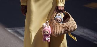 Zufi Alexander lleva un bolso Miu Miu de paja con 'charms' de Labubu, durante el quinto día del 78.º Festival de Cine de Cannes