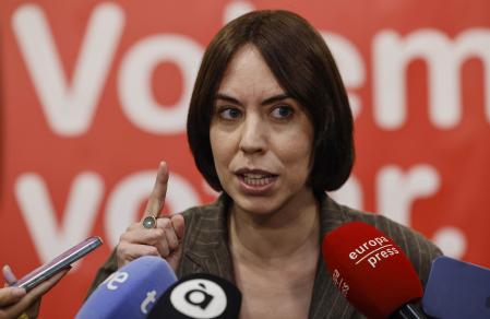 La secretaria general del PSPV-PSOE, Diana Morant, atiende a los medios antes de presidir la Comisión Ejecutiva Nacional (CEN) del PSPV
