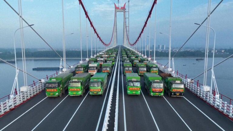 El mayor puente colgante de dos niveles del mundo supera su prueba de carga en China