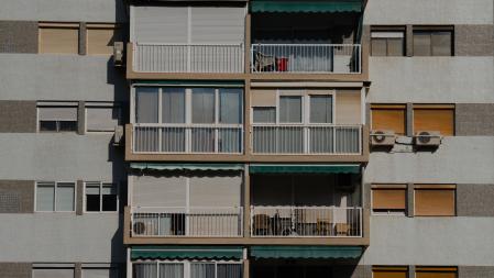 La fachada de un edificio de viviendas vista desde el mirador del Poble Sec, a 17 de mayo de 2023, en Barcelona, Cataluña (España). Después de su aprobación en el Congreso el pasado 27 de abril, hoy se ha aprobado en el Senado la Ley por el derecho a la vivienda. La Ley es una de las reformas recogidas en el Plan de Recuperación, Transformación y Resiliencia. La futura ley incluirá medidas para aumentar la oferta de vivienda a precios asequibles, evitar que se den situaciones de tensión en el mercado del alquiler y apoyar a jóvenes y colectivos vulnerables en el acceso a la vivienda.