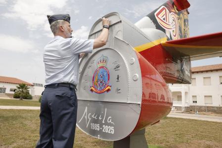 El Rey estampa su firma en el el nuevo monumento conmemorativo de los cuarenta años de la Patrulla Águila, este domingo en San Javier