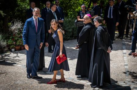 Los Reyes, a su llegada los jardines de la abadía de Montserrat, donde han sido recibidos por el abad Manel Gasch