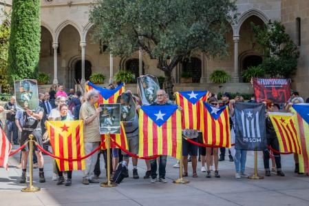 Grupos de independentistas han logrado pasar los controles y acceder a la explanada de acceso a la basílica