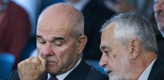 Los expresidentes Manuel Chaves (i) y José Antonio Griñán, conversan mientras los fiscales Anticorrupción continúan exponiendo hoy su informe final contra los 21 ex altos cargos de la Junta procesados en la pieza política del caso ERE en la Audiencia de Sevilla. La Fiscalía mantiene su petición de 10 años de inhabilitación para el expresidente de la Junta Manuel Chaves por prevaricación y de 6 años de prisión y 30 de inhabilitación para su sucesor, José Antonio Griñán, por prevaricación y malversación.