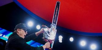 FILE PHOTO: Elon Musk holds up a chainsaw onstage during the Conservative Political Action Conference (CPAC) in National Harbor, Maryland, U.S., February 20, 2025. REUTERS/Nathan Howard TPX IMAGES OF THE DAY/File Photo