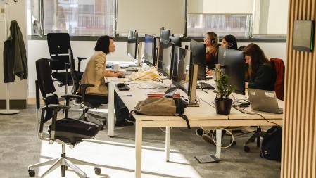 Trabajadores en una oficina de Barcelona