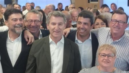 Feijóo, acompañado del alcalde de Alicante, el presidente de la Diputación Provincial y Carlos Mazón, se ha fotografiado con los militantes.