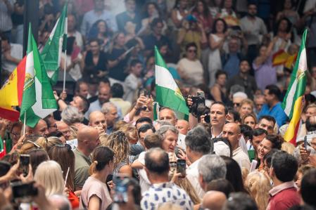 El líder del PP, Alberto Núñez Feijóo, junto al presidente de la Junta de Andalucía, Juanma Moreno, y la presidenta del PP en Málaga, Patricia Navarro
