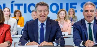 El líder del PP, Alberto Núñez Feijóo, la secretaria general, Cuca Gamarra, y el responsable autonómico, Elías Bendodo, este lunes durante la reunión del Comité Ejecutivo Nacional.