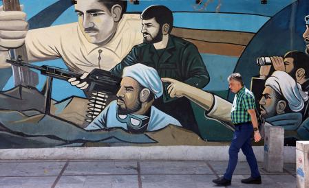 TEHRAN (IRAN(Islamic Republic Of)), 21/05/2025.- An Iranian man walks past a wall painting of Iranian Revolutionary Guard Corps (IRGC) soldiers in Tehran, Iran, 21 May 2025. Iran and US talks have paused as both sides made remarks against each other in recent days. According to the Iranian Foreign Ministry, Iranian Foreign Minister Abbas Araghchi said on 21 May 2025 that they are evaluating whether to participate in the next round of negotiations. He added that Iran has already responded to unreasonable demands and that such remarks do not help the talks. Our position is clear: uranium enrichment will continue, whether or not there is an agreement. (Teherán) EFE/EPA/ABEDIN TAHERKENAREH