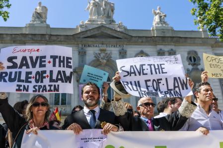 Concentración en Madrid convocada por Cinco asociaciones de jueces y fiscales frente a la sede del Tribunal Supremo en protesta por los proyectos legislativos emprendidos por el Gobierno, que reforman el acceso a la carrera y el estatuto del Ministerio Fiscal