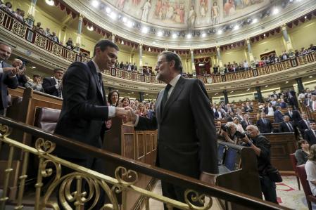 MOCION DE CENSURA A RAJOY. Mariano Rajoy saluda al nuevo Presidente, Pedro Sanchez tras perder la mocion de censura planteada por el PSOE. foto: Uly Martin / POOL