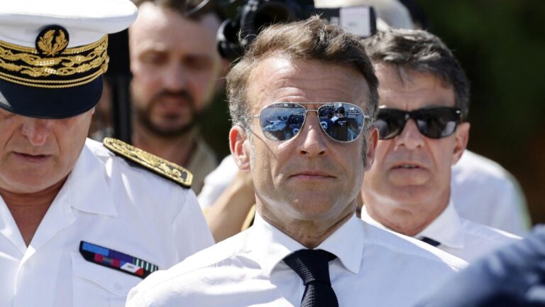 La relación entre Macron y Valls se tensa por el futuro de Nueva Caledonia