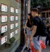 Una pareja consulta la oferta de vivienda de una inmobiliaria