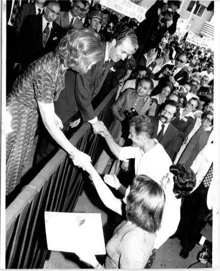 Los entonces príncipes Juan Carlos y Sofía, en el acto de entrega de las llaves de las viviendas de Ciudad Badía, el 14 de julio de 1975