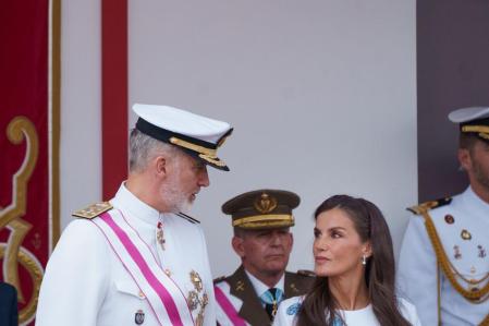 El Rey felipe y la Reina Letizia en el desfile.