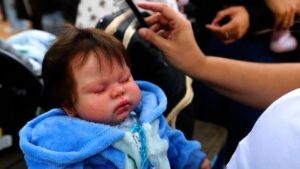 ‘Madres’ de muñecas hiperrealistas defienden su pasión frente a críticas