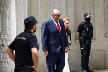 FOTODELDIA MADRID, 23/06/2025.- El exasesor del exministro de Transportes José Luis Ábalos, Koldo García (c) a su salida del Tribunal Supremo en Madrid, este lunes. El magistrado del Tribunal Supremo Leopoldo Puente ha rechazado este lunes enviar a prisión provisional al exministro José Luis Ábalos y a su exasesor Koldo García, como habían pedido las acusaciones populares, lideradas por el PP, aunque ha dejado claro que existen