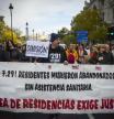 Cientos de personas durante una manifestación de Marea de Residencias, a 23 de noviembre de 2024, en Madrid (España). La plataforma Marea de Residencias ha convocado una manifestación para exigir “justicia, investigación y no repetición” de lo ocurrido durante la primera ola de la pandemia de Covid-19 en las residencias de la Comunidad de Madrid, en las que murieron 7.291 personas sin derivación hospitalaria. Además, se pide una ley de residencias que garantice “una vida digna a las personas institucionalizadas mediante una amplia dotación de recursos, tanto humanos como materiales”.