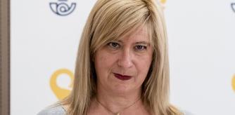 La Directora de Relaciones Institucionales y Filatelia, Leire Díez Castro, durante la presentación de un sello dedicado a Ucrania, en el Edificio Clara Campoamor Conde de Peñalver, a 30 de mayo de 2022, en Madrid (España). Hoy entra en circulación el sello de correo ‘España con Ucrania. 2022’, después de que el Boletín Oficial del Estado (BOE) haya publicado una resolución de las Subsecretarías de Transportes, Movilidad y Agenda Urbana y de Hacienda y Función Pública sobre su emisión y puesta en circulación. La distribución a los puntos de venta cesará el 31 de diciembre de 2024, aunque conserva indefinidamente su valor a efectos de franqueo.