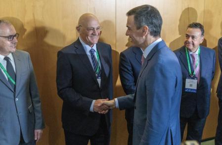 El presidente del Gobierno, Pedro Sánchez, saluda al presidente del Cercle d'Economia, Jaume Guardiola, a su llegada a la inauguración de la reunión anual del Cercle d'Economia, que congrega en su cuadragésima edición a líderes políticos y empresariales bajo el lema