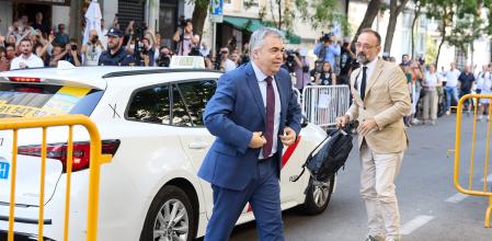 El exsecretario de Organización del PSOE Santos Cerdán a su llegada a declarar en el Tribunal Supremo, a 30 de junio de 2025, en Madrid (España). El Tribunal Supremo (TS) ha citado a declarar a Santos Cerdán por presuntos delitos de organización criminal y cohecho. Cerdán está siendo investigado dada su conexión inescindible con los hechos referidos al exministro de Transportes José Luis Ábalos.