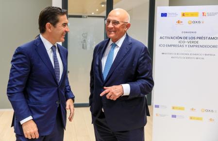 El ministro de Economía, Carlos Cuerpo, el presidente del BBVA, Carlos Torres, el presidente del banco Sabadell Josep Oliu, el consejero delegado de CaixaBank, Gonzalo Gortazar y el presidente del Instituto de Crédito Oficial, José Carlos García de Quevedo, entre otros asistentes, durante la firma de la puesta en marcha de las líneas ICO Verde e ICO Empresas y Emprendedores del Plan de Recuperación, este lunes en el Ministerio de Economía, en Madrid.