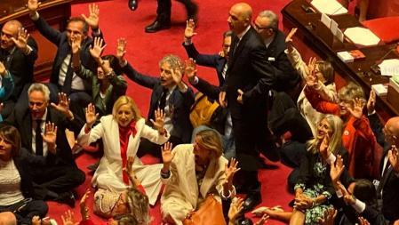 Sentada de la oposición en el Senado de Italia por la ley de seguridad