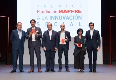 Antonio Huertas, presidente de MAPFRE y de Fundación MAPFRE, Joao Paulo Nogueira, fundador y CEO de Cuidador de Confiança; Andrés Allamand, secretario general Iberoamericano, Marc Millet, cofundador y CEO de Evix Safety, y Diego Alcázar, Diana Yousef, fundadora y CEO de Change: WATER Labs. y Diego del Alcazar Benjumea, CEO de IE University