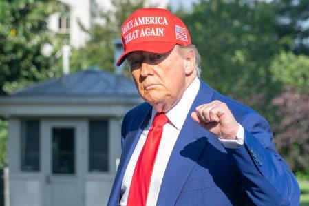 US President Donald Trump walks on the South Lawn of the White House after arriving on Marine One in Washington, DC, US, on Saturday, June 21, 2025. Trumpoften suggests that something will happen in