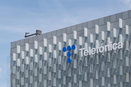 Fachada del edificio de Distrito Telefónica, a 20 de mayo de 2025, en Madrid (España). Telefónica ha resuelto la incidencia que desde primeras horas de la mañana de este lunes ha afectado a las comunicaciones fijas (voz e internet) de varias comunidades autónomas, así como a distintos servicios de emergencias 112, según ha informado la empresa.
