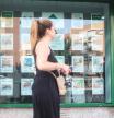 Escaparate de una inmobiliaria, a 9 de agosto de 2023, en Madrid (España). La vivienda en alquiler en España cerró julio con un precio medio por metro cuadrado de 10,93 euros, lo que supone un 6,74% más en comparación al mismo mes del año anterior y un 0,28% mensual más. Las regiones más caras para vivir de alquiler en el séptimo mes del año fueron Baleares, con 16,39 euros por metro cuadrado, Madrid (15,05 euros) y Cataluña (12,27 euros), mientras que las más económicas estuvieron en La Rioja (4,69 euros), Castilla y León (4,86 euros) y Extremadura (5,03 euros).