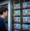 Foto PAULA SAMA 04/07/2024. Joven mirando pisos en venta en inmobiliarias el centro de Sant Cugat del Vallès.