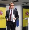 El ministro de Economía, Comercio y Empresa, Carlos Cuerpo, ofrece declaraciones a los medios tras la reunión con las patronales de las entidades bancarias y cajas de ahorro, las asociaciones de mayores y usuarios financieros, así como con el Defensor del Pueblo y la subgobernadora del Banco de España, en la sede del Ministerio, a 16 de julio de 2025, en Madrid (España). Durante el encuentro, han hecho seguimiento de los retos de la inclusión financiera.